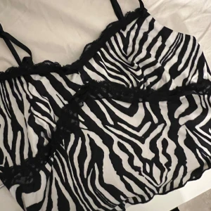 Zebra linne - Det är ett linne med zebra mönster och lite spets under bröstet 
