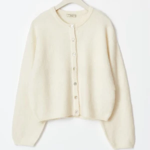 Stickad kofta  - Stickad kofta från Gina Tricot i stl M. Använd fåtal gånger, bra skick. 