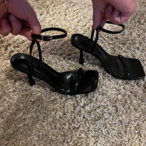 Klckskor - Märke:Simmi Skick: Bra,inga synliga slitningar men har använts.  Storlek: 38