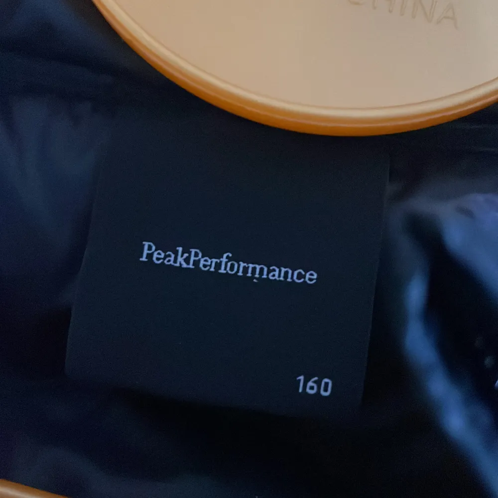 Säljer min peak performance jacka i storlek 160. Köpt för 1400kr. Jackor.