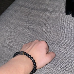 Armband med lavasten - Detta fina armband har ja fått som present men använder inte längre då inte riktigt min stil. Den har en lavasten och svarta kulor runt. Ett fint armband som gör outfiten komplett!