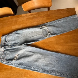 Högmidjade raka jeans - Blåa högmidjade raka jeans från ginatricot i nyskick.