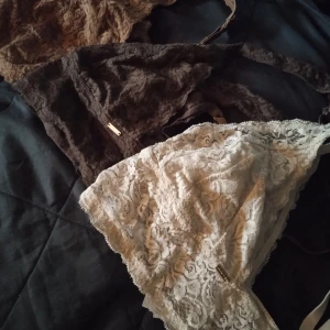 3 DORINA bh/toppar - Säljer ett paket med tre bhar/toppar från DORINA.  En beige, en brun och en kamel färgad 🙌🏼  Alla i storlek XS  Den beiga och kamel färgade är aldrig använda 👌🏼 Den bruna är använd 2-3 gånger, så alla är som nya 🥰    (Kan även säljas separat)