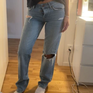 Jeans  - Modellen är 163 Ifrån lager 157 ( limited edition )  Passformen är straight low waist Nyskick  Passar även mig i längden ( 175 )