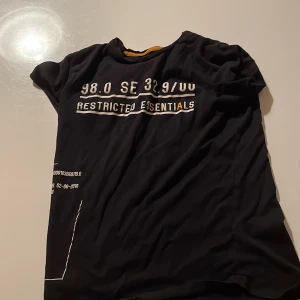 En vanlig svart tröja - En tröja som är i bra skick