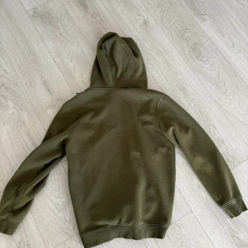 Olivgrön weekday zip-hoodie storlek xs( är stor i storlek passar S) Säljs för 150kr. Hoodies.