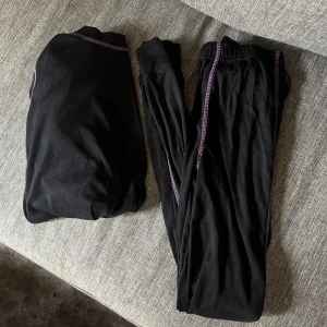Svart underställ  - Säljer ett svart underställ med lila detaljer från Active Sportswear i storlek S. Rätt tight så skulle säga passar XS mer! Inköpt på Gekås för några år sen! fint skick! 