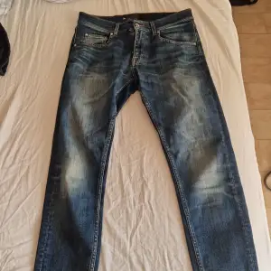 Slim fit jeans i mörkblå färg. Storlek 31/30. Använt några gånger, inga slitningar och rivningar på jeansen. Bra kvalitet 