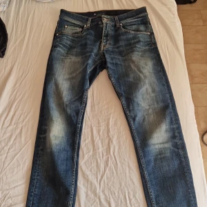 Jeans - Slim fit jeans i mörkblå färg. Storlek 31/30. Använt några gånger, inga slitningar och rivningar på jeansen. Bra kvalitet 