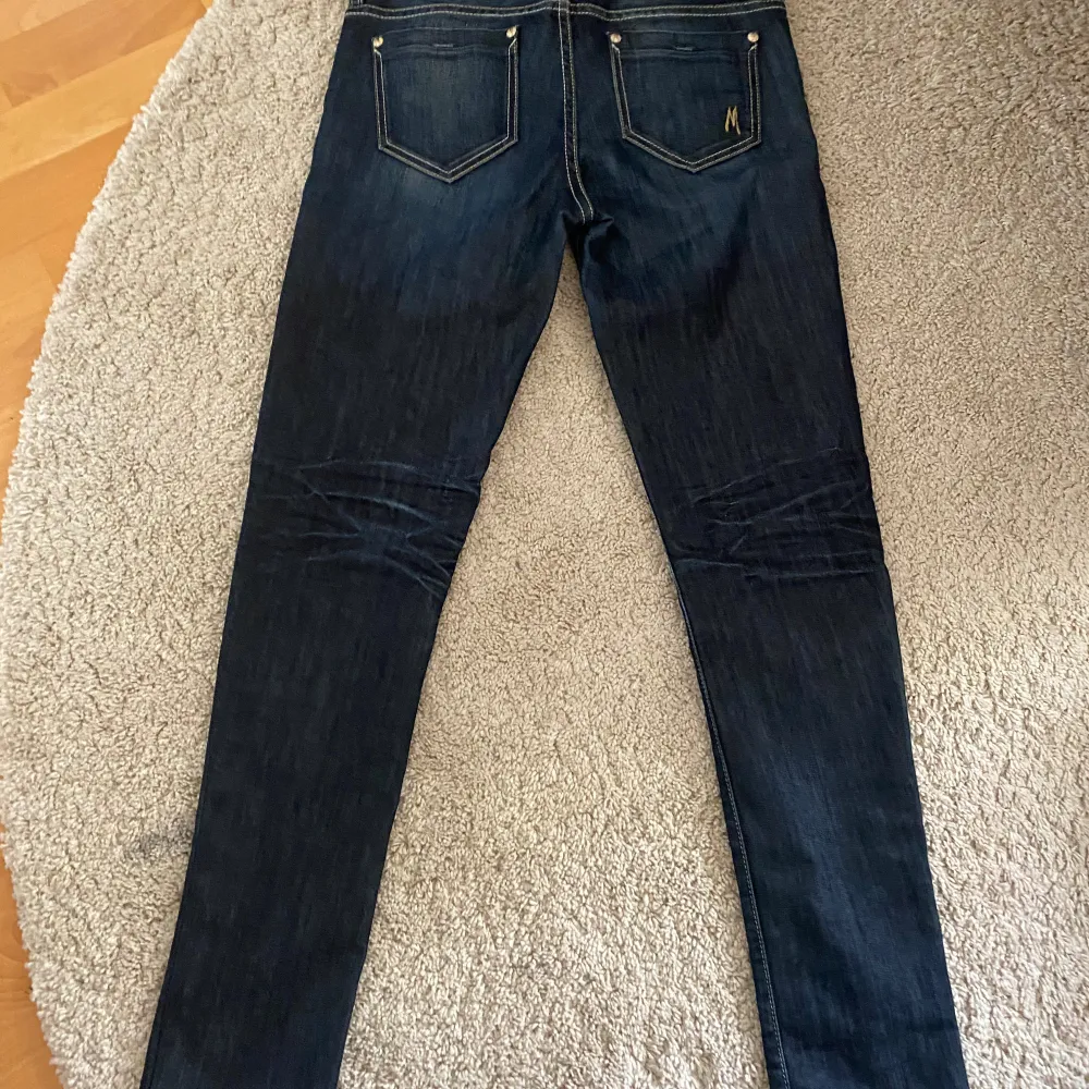 Gess by manciano jeans storlek 27 Nästan aldrig använd så i nyskick.. Jeans & Byxor.