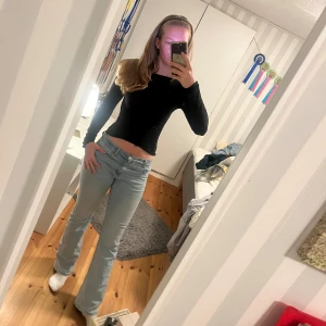 Ljusa jeans  - Använda fåtal gånger  Storlek S Passar 165 längd 