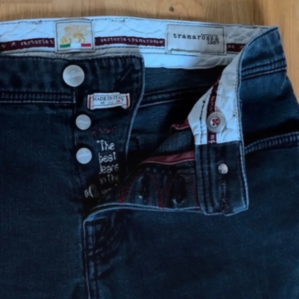 Riktigt feta tramarossa jeans , nypris ca 5000. Väldigt unika och hög kvalite, riktigt lyxiga byxor. Storlek är w33 men är liten i storleken så skulle passa personer med w31/30 nästan. Helt nyskick, priset kan diskuteras.. Jeans & Byxor.