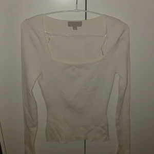 Tröja - Säljer min vita tröja från Hm I storlek s då jag inte använder den längre.