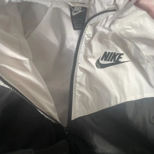 Nike kofta  - Säljer snygg Nike kofta som inte kommer till användning. Helt ny . Storlek M . Köpt för 400kr säljer för 250kr