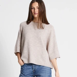 Stickad tröja - Säljer denna trendiga stickade tröja med kortare ärmar! Använd 2-3 gånger! Skriv gärna för fler bilder🩷😊