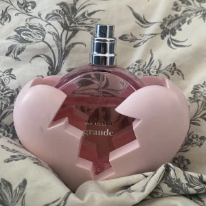 Ariana Grande - thank you next parfym - 100ml ifrån början, mer än halva kvar. Har inte original boxen eller locket kvar.