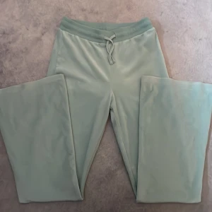 Utsvängda mjukisbyxor - Super sköna turkos/blåa bootcut mjukisbyxor, bra skick säljer då de inte kommer till andvändning💗små i storleken💗frakt kan diskuteras 