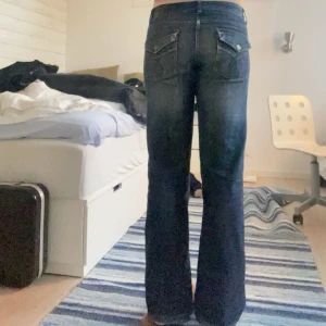 lågmidjade ck jeans - sköna Calvin Klein Jeans- Lean Boot  jag är 172
