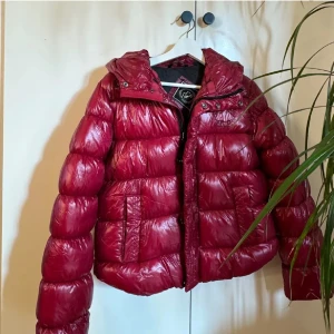 Superdry jacka - Jättesnygg vintöd jacka från superdry! Jag har använt den en vinter, såklart lite sliten men absolut inget man tänker på! Jag köpte den ny för 1500.