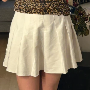 Kjol - Säljer min vita tenniskjol för att jag inte använder den längre, är i storlek xs men tycker den är lite stor i storleken, kjolen är i bra skick🤍