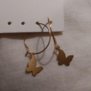 Fjäril örhängen - Söta hopp örhängen med fjärilar. Helt oanvända. Nått ca 3 cm. 