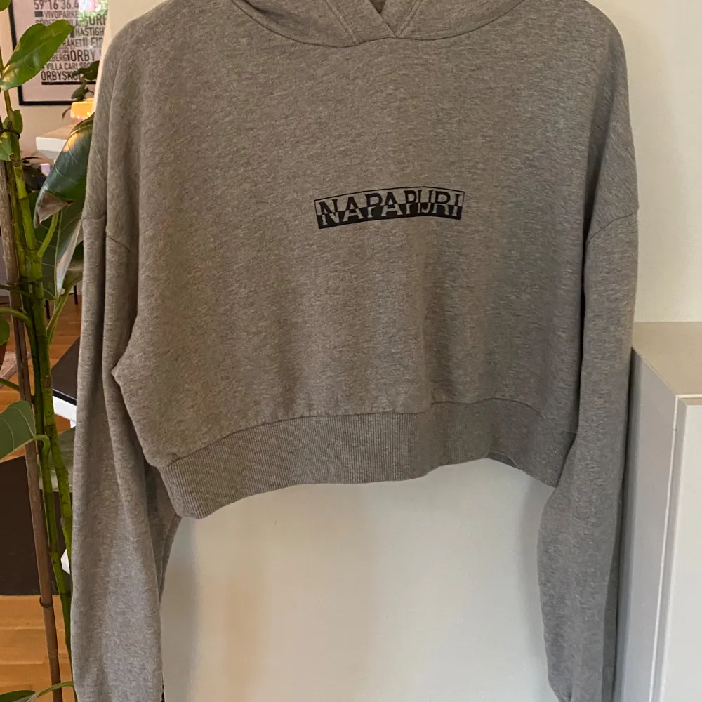 Hoodie  Fint skick  Inga skador eller anmärkningar eller noppror  Använd och tvättad max 5-8 gånger  Axel t axel cirka 60 cm  Tröjans längd exklusive luva cirka 40 cm. Hoodies.