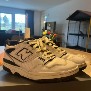 New Balance 550 - Rätt fräscha 550s ja köpte förra året för 1500 på zalando! Dome använda men inte förstörda😅 låda finns! Bara skriva för mer bilder då alla inte fick plats😁