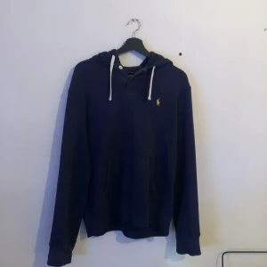 Polo Ralph lauren hoodie stl M - Mörkblå skitsnygg Ralph lauren hoodie i storlek medium! Bra skick och inga defekter och till ett bra pris! Hör av er vid frågor eller funderingar!