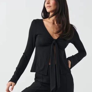 Tröja med knytning  - Tröja med knytning från Gina tricot i storlek M. Tröjan köptes för 300kr och säljs för 180kr. Pris kan diskuteras. 