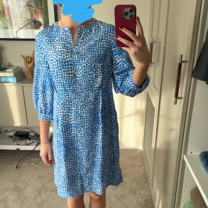 Klänning - En klänning från Stella McCartney i siden. Den är använd men är i väldigt fint skick💕💕