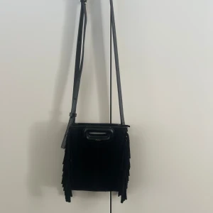 Maje väska - Den här majeväskan är i mocka och den är i ett väldigt bra skick. Jag har inte använt den mycket. Men den är verkligen så fin.