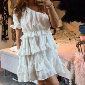 Klänning med volanger 💕 - Superfin klänning 🩷