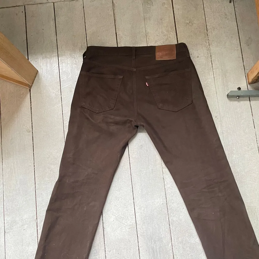 Säljer ett par klassiska bruna Levis 501 jeans. De har en rak passform och perfekta för en avslappnad stil och kan matchas med nästan vad som helst. De är i mycket bra skick och knappt använda.. Jeans & Byxor.