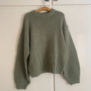 grön stickad tröja na-kd - superfin grön stickad tröja från na-kd, har ett litet hål i ena ärmmudden se bild