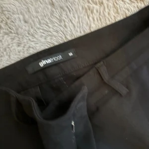 Kostymbyxor - Kostymbyxor från Gina i strl 38