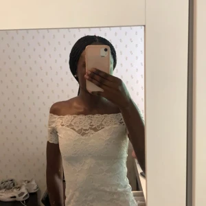 Vit spetsstopp!! - Vit fin spetsstopp. Säljer då den inte kommer till användning. Storlek S. Pris kan diskuteras köp helst inte via plick!!🎀