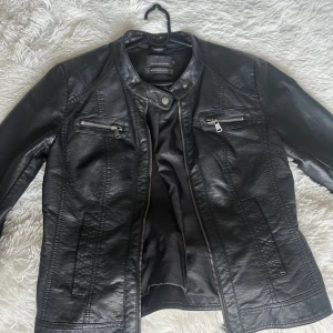 SKINNJACKA  - Svart skinnjacka från only 