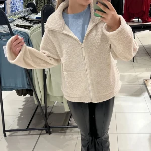 Teddy jacka  - Säljer denna jättefina Teddy jackan som är perfekt till hösten. Lånade bilder, skriv för egna💛jätte bra skick!