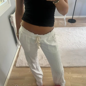 Roxy linne byxor  - 100% äkta Roxy linnebyxor köpta på zalando för ca 600kr säljer för 400kr då dem inte kom till användning och tar plats i garderoben, skrv för fler bilder 