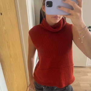 Stickad väst - Stickad väst i en fin vinrödförg