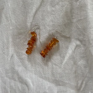 Örhängen - Örhängen i orangea pärlor