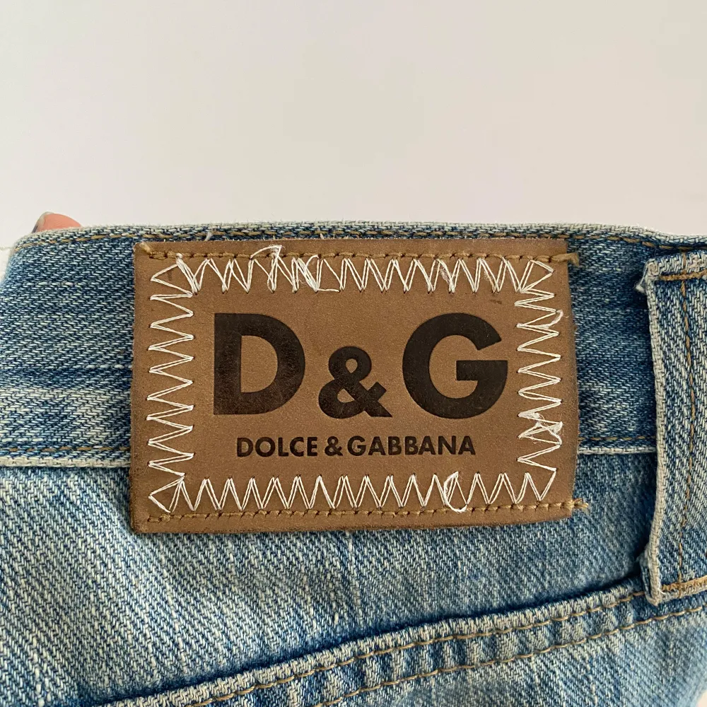 Mina älsklings Dolce & Gabbana jeans är nu till salu! Perfekt passform på mig som bär storlek 38, 177 cm lång. Lite utsvängda och lågmidjade. Vackra detaljer med glitter korn på både framsidan och baksidan, några slitningar på låren. Inga defekter ❤️‍🔥. Jeans & Byxor.