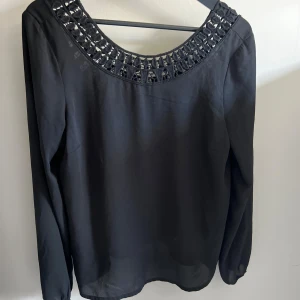 Blus - Svart blus med fina detaljer 