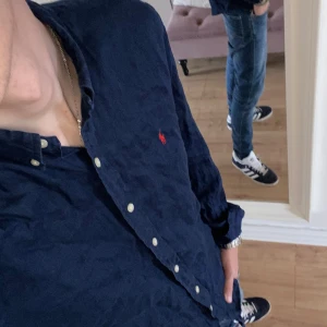 Ralph Lauren Skjorta - Säljer en sjukt snygg Ralph Lauren skjorta! Skjortan är lite använd under sommaren men inget som märks på den. Säljer den för att den är lite för stor på mig. Är 190cm, 68kg. Nypris ligger på 2000kr. Ifall du har några frågor är det bara att skriva!
