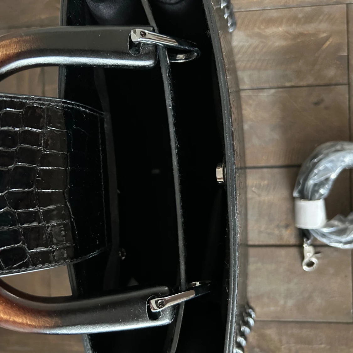 Svart handväska med krokodilmönster - 91