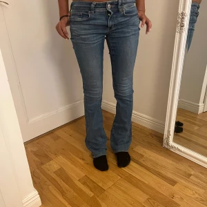 Blå jeans - Blåa jeans från americn eagle. Använd fåtal gånger. Lågmidjade
