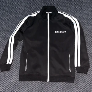 Palm angels zip - Säljer nu min tvär feta palm angels zip för att den inte används. Skick är 10/10, Passar M/slim L och kommer med förpackning. PRISET GÅR ATT DISKUTERA!