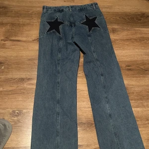 Star jeans ⭐️ - Design by Si - star jeans with navy stars xs/s Helt oanvända med prislapp kvar Rak passform 600:- nypris 
