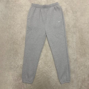 Nike sweatpants - Riktigt fina och sköna gråa Nike mjukisbyxor. Köpte dessa här för att använda som gymbyxor men den var stor på mig. Aldrig använd. HELT NYA. Eftersom jag är storlek s-m på byxor och dessa är storlek L så de har bara legat i garderoben. 