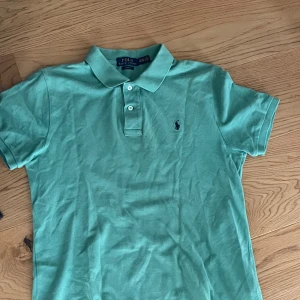 POLO RALPH LAUREN PIKÉ - Säljer denna piké i storlek S eftersom den aldrig andvänds, ny skick inga defekter. Mint aktig färg! 